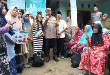 Kapolres Serang, AKBP Condro Sasongko dengan pengelola Bank Sampah Cahaya Wali. Foto Yono