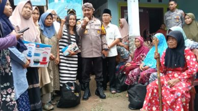 Kapolres Serang, AKBP Condro Sasongko dengan pengelola Bank Sampah Cahaya Wali. Foto Yono
