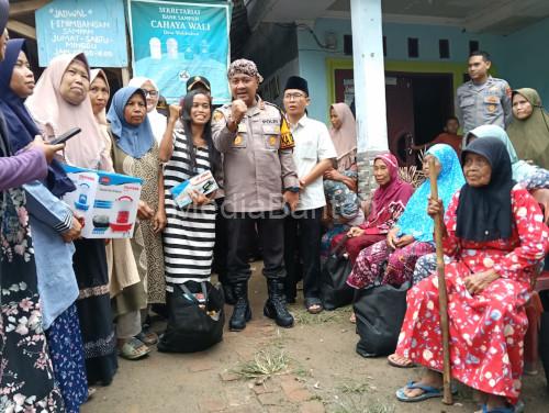 Kapolres Serang, AKBP Condro Sasongko dengan pengelola Bank Sampah Cahaya Wali. Foto Yono