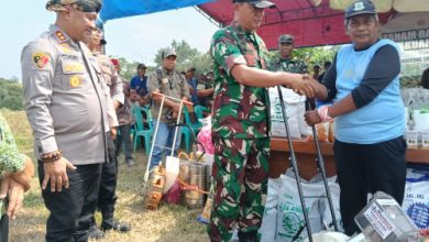 Kapolres Serang, AKBP Condro Sasongko memberikan bantuan bibit dan alat tanam jagung. Foto: Yono