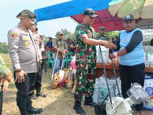 Kapolres Serang, AKBP Condro Sasongko memberikan bantuan bibit dan alat tanam jagung. Foto: Yono