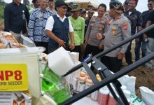Kapolres Serang, AKBP Condro Sasongko menyerahkan bantuan ke kelompok tani. Foto: Yono