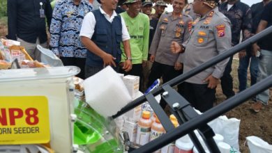 Kapolres Serang, AKBP Condro Sasongko menyerahkan bantuan ke kelompok tani. Foto: Yono