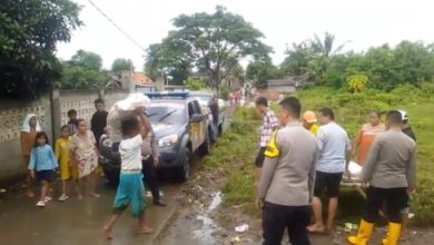 Bantuan kemanusiaan dari Kapolres Serang, AKBP Andri Kurniawan didistribusikan di Carenang. Foto Yono