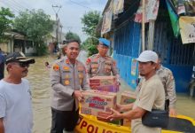 Kapolres Serang, AKBP Andri Kurniawan menyalurkan bantuan logistik. Foto Yono
