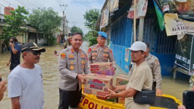 Kapolres Serang, AKBP Andri Kurniawan menyalurkan bantuan logistik. Foto Yono