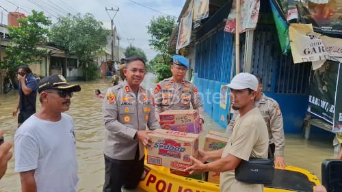 Kapolres Serang, AKBP Andri Kurniawan menyalurkan bantuan logistik. Foto Yono