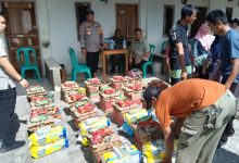 Bantuan Kapolres Serang, AKBP Condro Sasongko terhadap warga yang terdampak radioaktif cesium. Foto: Yono