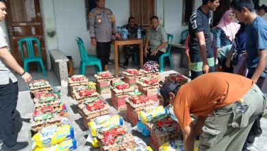 Bantuan Kapolres Serang, AKBP Condro Sasongko terhadap warga yang terdampak radioaktif cesium. Foto: Yono