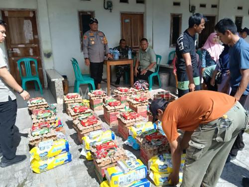 Bantuan Kapolres Serang, AKBP Condro Sasongko terhadap warga yang terdampak radioaktif cesium. Foto: Yono