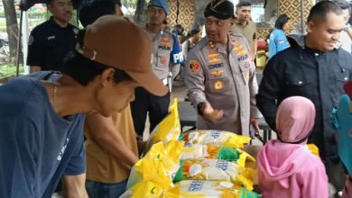 Kapolres Serang, AKBP Condro Sasongko tinjau Bazar Murah Ramadhan. Foto: Yono