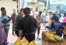 Kapolres Serang, AKBP Condro Sasongko meninjau bazar pangan murah di halaman Polsek Cikande. Foto: Yono