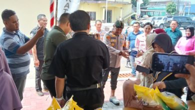 Kapolres Serang, AKBP Condro Sasongko meninjau bazar pangan murah di halaman Polsek Cikande. Foto: Yono