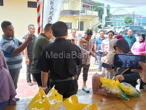 Kapolres Serang, AKBP Condro Sasongko meninjau bazar pangan murah di halaman Polsek Cikande. Foto: Yono