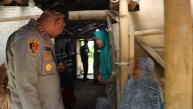 Kapolres Serang, AKBP Condro Sasongko bantu renovasi rumah warga. Foto: Yono