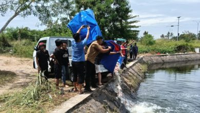 Kapolres Serang, AKBP Condro Sasongko tebar benih ikan nila merah. Foto Yono