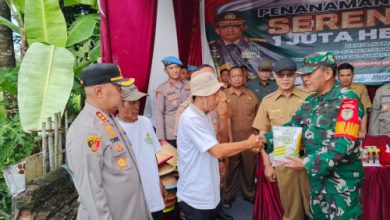 Kapolres Serang, AKBP Condro Sasongko ikuti penanaman bibit jagung 1 juta hektar. Foto: Yono