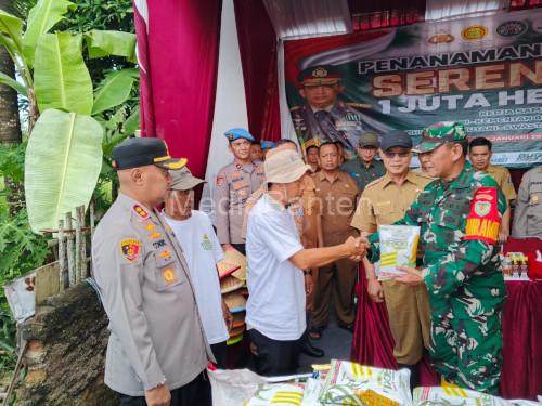 Kapolres Serang, AKBP Condro Sasongko ikuti penanaman bibit jagung 1 juta hektar. Foto: Yono