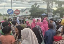 Kapolres Serang, AKBP Andi Kurniawan berbagi takjil. Foto Yono