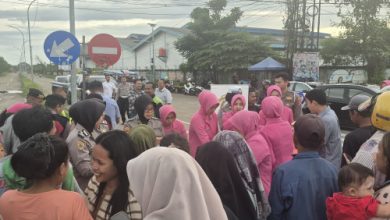 Kapolres Serang, AKBP Andi Kurniawan berbagi takjil. Foto Yono