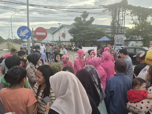 Kapolres Serang, AKBP Andi Kurniawan berbagi takjil. Foto Yono