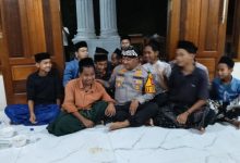Kapolres Serang, AKBP Condro Sasongko bersama santri Ponpes Darul Ulum. Foto: Yono
