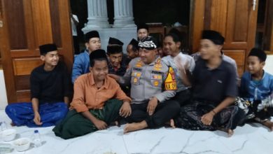 Kapolres Serang, AKBP Condro Sasongko bersama santri Ponpes Darul Ulum. Foto: Yono