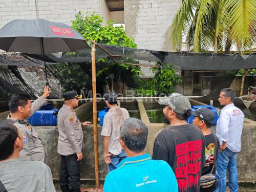 Kaplolres Serang AKBP Condro Sasongko berikan 15.000 benih ikan lele di Carenang. foto: Yono