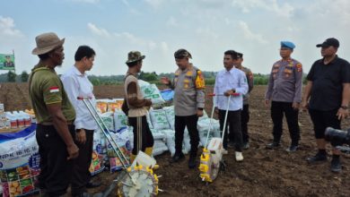 Kapolres Serang, AKBP Condro Sasongko menyerahkan bibit jagung. Foto: Yono