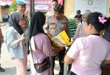 Kapolres Serang, AKBP Condro Sasongko memerikan bonus beras dan minyak goreng. Foto: Yono