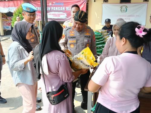 Kapolres Serang, AKBP Condro Sasongko memerikan bonus beras dan minyak goreng. Foto: Yono