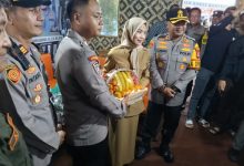 Kapolres Serang, AKBP Condro Sasongko menyambut Bupati Serang, Ratu Rachmatuzakiyah di Posyan Nataru. Foto Yono
