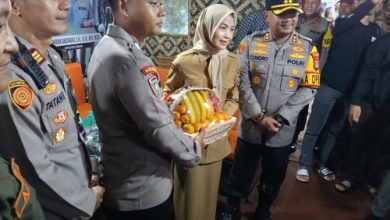 Kapolres Serang, AKBP Condro Sasongko menyambut Bupati Serang, Ratu Rachmatuzakiyah di Posyan Nataru. Foto Yono