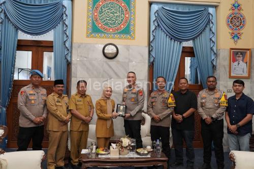Kapolres Serang, AKBP Moehamad Probandono Bobby Danuardi lakukan silaturahmi ke Bupari Serang, Ratu Rachmatuzakiyah. Foto Yono