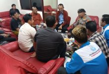 Kapolres Serang, AKBP Condro Sasongko ngariung bersama buruh ASPSB. Foto Yono