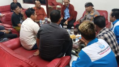 Kapolres Serang, AKBP Condro Sasongko ngariung bersama buruh ASPSB. Foto Yono