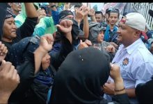 Kapolres Serang, AKBP Condro Sasongko berjoget dalam unjuk rasa buruh di Pendopo Bupati Serang. Foto Yono