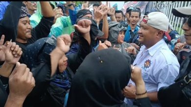 Kapolres Serang, AKBP Condro Sasongko berjoget dalam unjuk rasa buruh di Pendopo Bupati Serang. Foto Yono