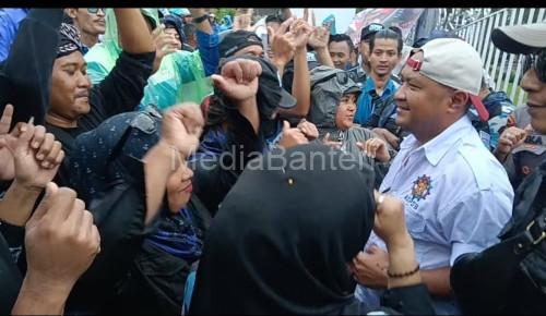 Kapolres Serang, AKBP Condro Sasongko berjoget dalam unjuk rasa buruh di Pendopo Bupati Serang. Foto Yono