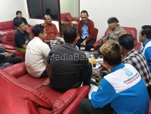 Kapolres Serang, AKBP Condro Sasongko ngariung bersama buruh ASPSB. Foto Yono