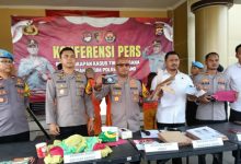 Kapolres Serang, AKBP Condro Sasongko dalam jumpa pers calo tenaga kerja. Foto: Yono