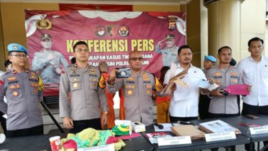 Kapolres Serang, AKBP Condro Sasongko dalam jumpa pers calo tenaga kerja. Foto: Yono