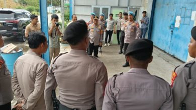 Kabid Propam Polda Banten, Kombes Pol Marwoto dan Kapolres Serang, AKBP Codro Sasongko. Foto: Yono