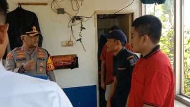 Kapolres Serang, AKBP Condro Sasongko cek lokasi tabrakan KA dan Minibus Daihatsu. Foto: Yono