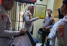 Kapolres Serang, AKBP Moehammad Probandono Bobby Danuardi mencek ruang tahanan di Mapolres Serang. Foto Yono