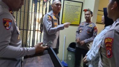 Kapolres Serang, AKBP Moehammad Probandono Bobby Danuardi mencek ruang tahanan di Mapolres Serang. Foto Yono