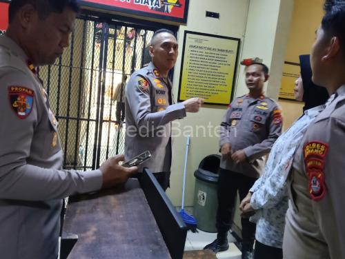 Kapolres Serang, AKBP Moehammad Probandono Bobby Danuardi mencek ruang tahanan di Mapolres Serang. Foto Yono