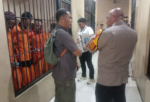 Kapolres Serang, AKBP Condro Sasongko mencek penghuni dan penjaga Rutan Polres Serang. Foto: Yono