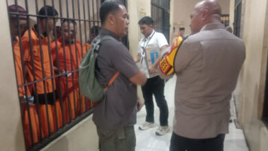 Kapolres Serang, AKBP Condro Sasongko mencek penghuni dan penjaga Rutan Polres Serang. Foto: Yono