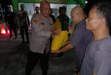 Kapolres Serang, AKBP Condro Sasongko bagian bingkisan. Foto: Yono